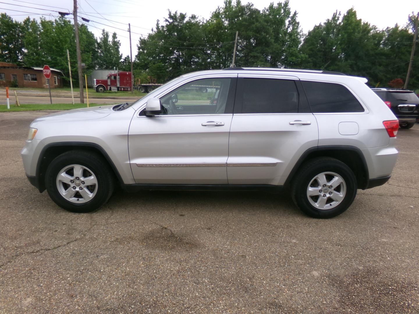 2011 Gray /Gray Jeep Grand Cherokee Laredo 2WD (1J4RS4GG4BC) with an 3.6L V6 DOHC 24V engine, 5-Speed Automatic transmission, located at 401 First NE, Bearden, AR, 71720, (870) 687-3414, 33.726528, -92.611519 - Photo#1